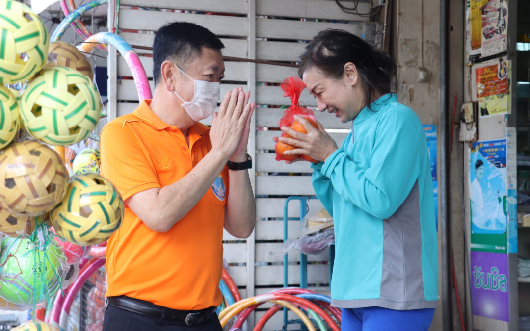 เนื่องในเทศกาลตรุษจีน เทศบาลเมืองนครพนมร่วมแจกส้มมงคลให้กับประชาชนตามชุมชนต่างๆ